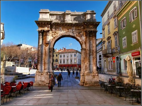 Triumphal Arch of Sergius - Ancient Roman triumphal arch located in Pula, Croatia